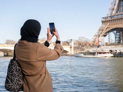muslim-woman-traveling-paris